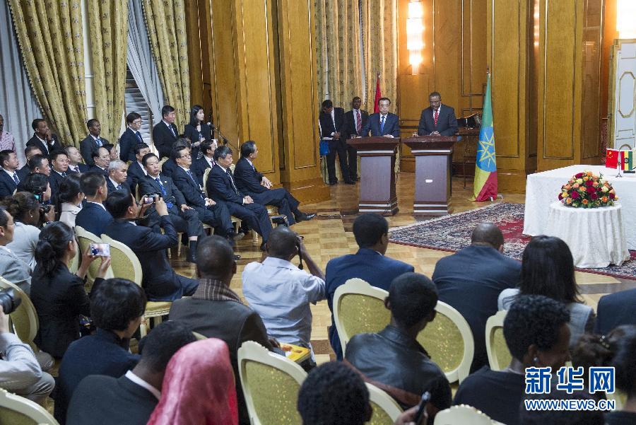 5月4日，國(guó)務(wù)院總理李克強(qiáng)在亞的斯亞貝巴與埃塞俄比亞總理海爾馬里亞姆舉行會(huì)談。這是會(huì)談后，李克強(qiáng)與海爾馬里亞姆共同會(huì)見(jiàn)記者。 新華社記者 王曄 攝