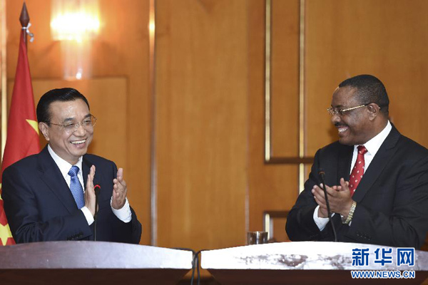 5月4日，國(guó)務(wù)院總理李克強(qiáng)在亞的斯亞貝巴與埃塞俄比亞總理海爾馬里亞姆舉行會(huì)談。這是會(huì)談結(jié)束后，李克強(qiáng)與海爾馬里亞姆共同會(huì)見(jiàn)記者。 新華社記者 李學(xué)仁 攝