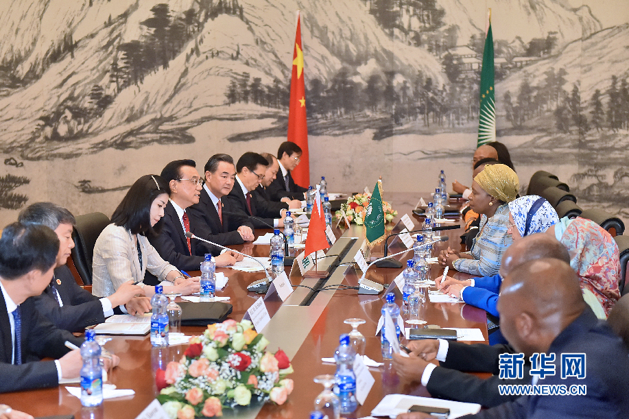 5月5日，中國(guó)國(guó)務(wù)院總理李克強(qiáng)在亞的斯亞貝巴非洲聯(lián)盟總部會(huì)見非盟委員會(huì)主席祖馬。 新華社記者李濤攝
