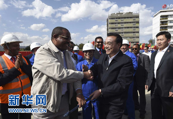 5月5日，中國(guó)國(guó)務(wù)院總理李克強(qiáng)考察亞的斯亞貝巴輕軌項(xiàng)目，埃塞俄比亞總理海爾馬里亞姆陪同。新華社記者 李學(xué)仁 攝