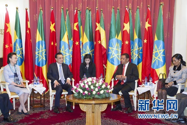 李克強(qiáng)總理夫人程虹、穆拉圖總統(tǒng)夫人梅阿扎參加會(huì)見。新華社記者王曄攝