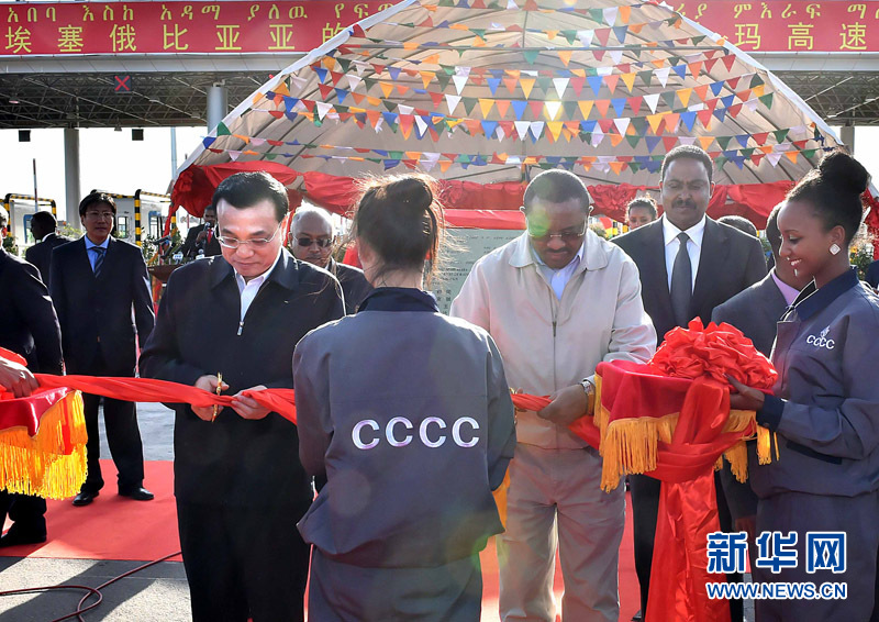 5月5日，中國(guó)國(guó)務(wù)院總理李克強(qiáng)與埃塞俄比亞總理海爾馬里亞姆共同出席亞的斯亞貝巴-阿達(dá)瑪高速公路一期竣工揭牌典禮，并為二期工程開(kāi)工奠基剪彩。這是李克強(qiáng)與海爾馬里亞姆共同為亞的斯亞貝巴-阿達(dá)瑪高速公路二期工程開(kāi)工剪彩。新華社記者 李濤 攝 