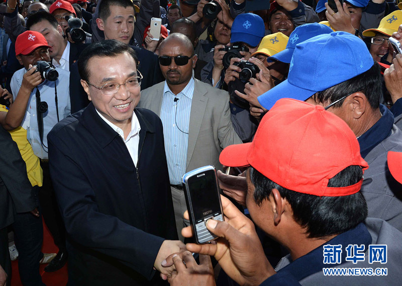 5月5日，中國(guó)國(guó)務(wù)院總理李克強(qiáng)與埃塞俄比亞總理海爾馬里亞姆共同出席亞的斯亞貝巴-阿達(dá)瑪高速公路一期竣工揭牌典禮，并為二期工程開(kāi)工奠基剪彩。這是典禮結(jié)束后，李克強(qiáng)同工程施工人員親切交談。新華社記者 李濤 攝 