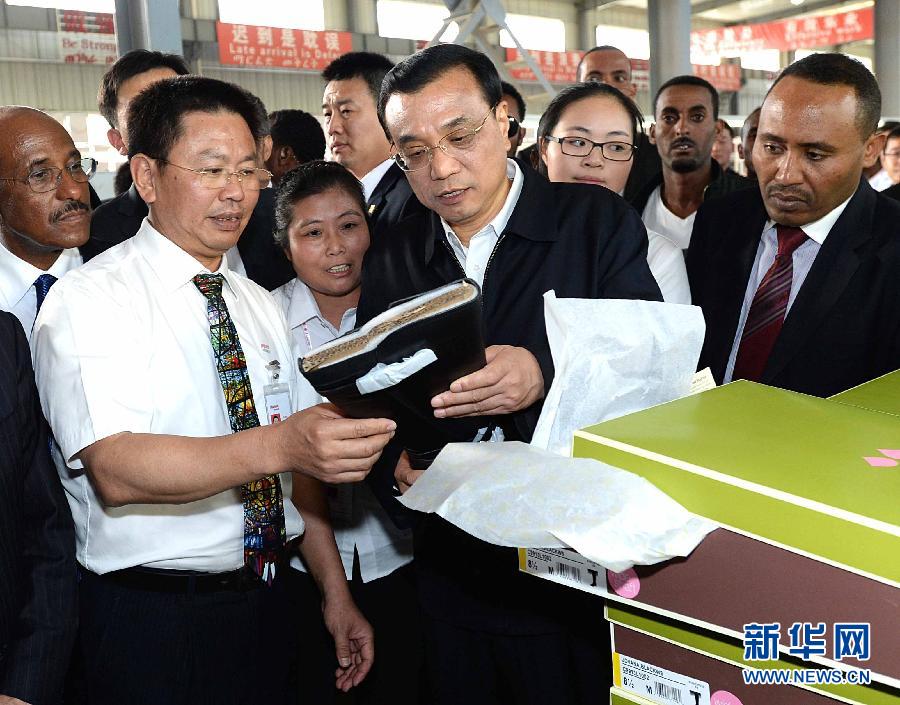 5月5日，中國國務(wù)院總理李克強在埃塞俄比亞總理海爾馬里亞姆陪同下參觀東方工業(yè)園。這是李克強在生產(chǎn)車間聽取負責人介紹生產(chǎn)情況。新華社記者 李濤 攝