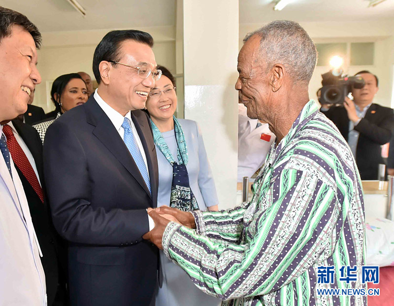5月6日，中國(guó)國(guó)務(wù)院總理李克強(qiáng)與埃塞俄比亞總統(tǒng)穆拉圖一同來到亞的斯亞貝巴阿勒塔醫(yī)院，看望受益于中國(guó)免費(fèi)白內(nèi)障手術(shù)&ldquo;光明行&rdquo;活動(dòng)的埃塞俄比亞患者。新華社記者 李濤 攝 