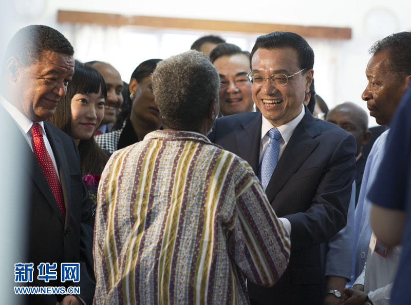 5月6日，中國(guó)國(guó)務(wù)院總理李克強(qiáng)與埃塞俄比亞總統(tǒng)穆拉圖一同來到亞的斯亞貝巴阿勒塔醫(yī)院，看望受益于中國(guó)免費(fèi)白內(nèi)障手術(shù)&ldquo;光明行&rdquo;活動(dòng)的埃塞俄比亞患者。新華社記者 謝環(huán)馳 攝 