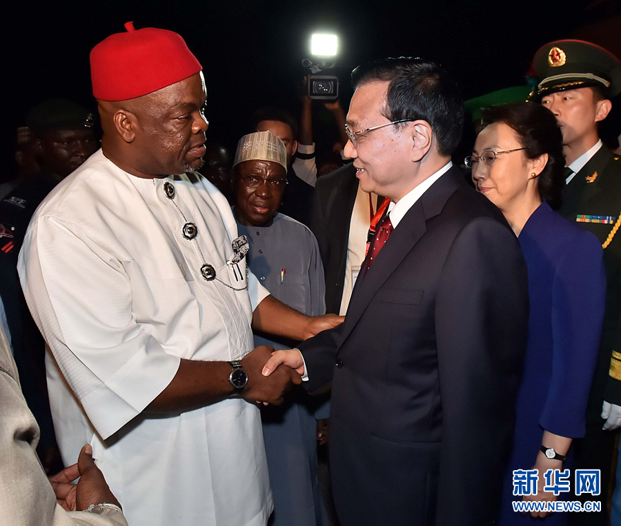     5月6日，應(yīng)尼日利亞總統(tǒng)喬納森邀請，國務(wù)院總理李克強乘專機抵達阿布賈國際機場，開始對尼日利亞進行正式訪問。李克強總理夫人程虹同機抵達。新華社記者 李濤 攝 