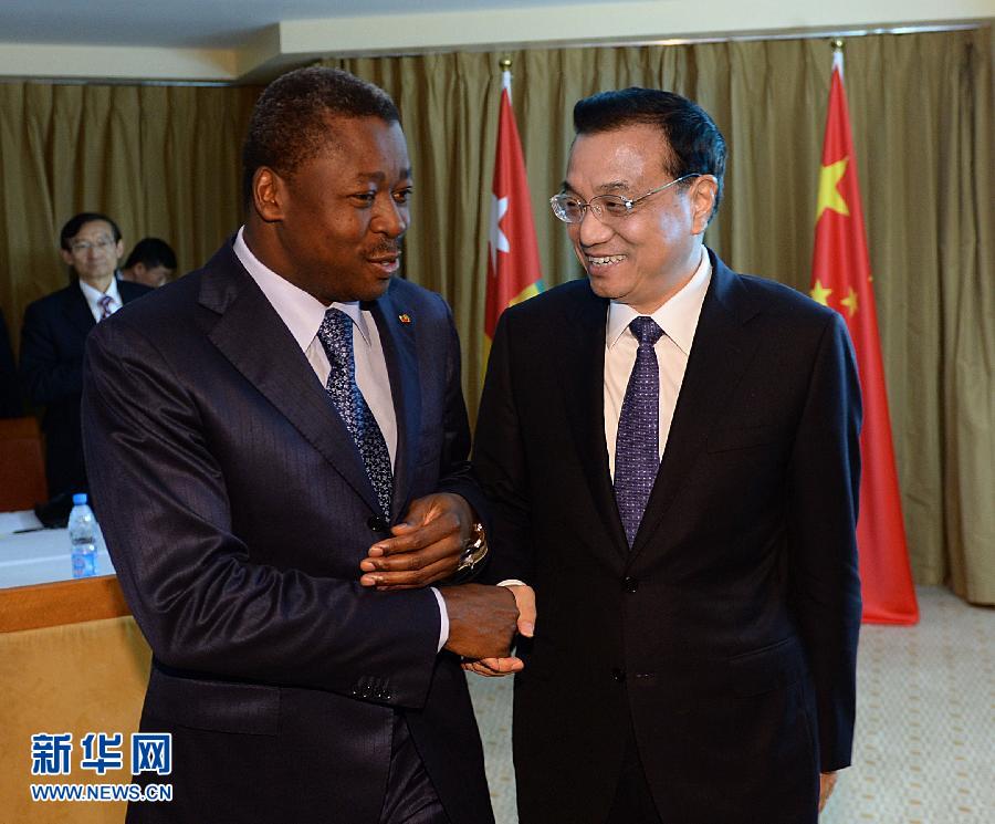 5月7日，正在尼日利亞訪問的中國國務(wù)院總理李克強(qiáng)在阿布賈會見出席第24屆世界經(jīng)濟(jì)論壇非洲峰會全會的多哥總統(tǒng)福雷。 新華社記者 李濤 攝 