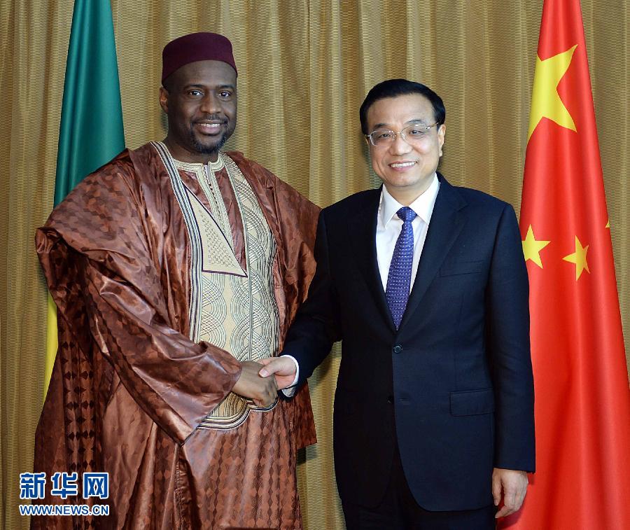 5月7日，正在尼日利亞訪問的國務(wù)院總理李克強(qiáng)在阿布賈會見出席第24屆世界經(jīng)濟(jì)論壇非洲峰會全會的馬里總理馬拉。 新華社記者 李濤 攝 