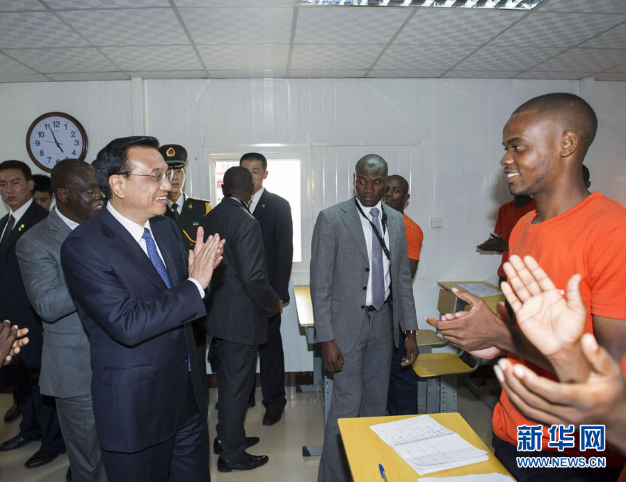 這是李克強(qiáng)在學(xué)校教室內(nèi)同正在上課的學(xué)生互動(dòng)交流。新華社記者王曄攝