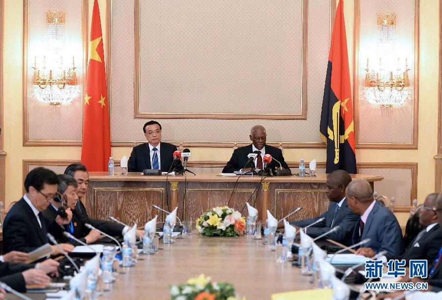 5月9日，中國國務院總理李克強在安哥拉總統(tǒng)府同安總統(tǒng)多斯桑托斯舉行會談。 新華社記者李濤攝