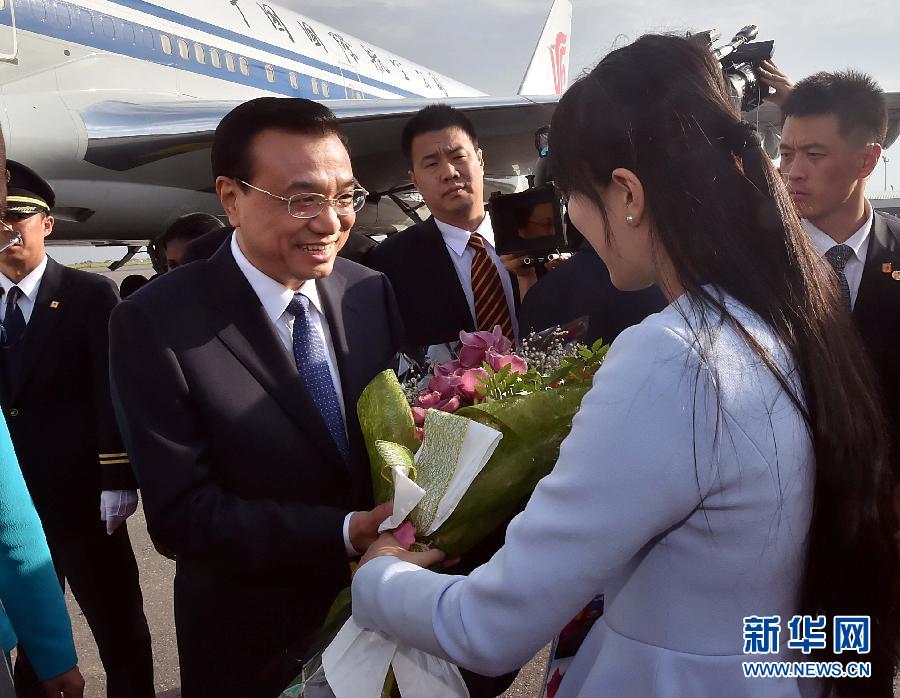 5月8日，應(yīng)安哥拉總統(tǒng)多斯桑托斯邀請(qǐng)，中國國務(wù)院總理李克強(qiáng)乘專機(jī)抵達(dá)羅安達(dá)二月四日國際機(jī)場，開始對(duì)安哥拉進(jìn)行正式訪問。 新華社記者李濤 攝 