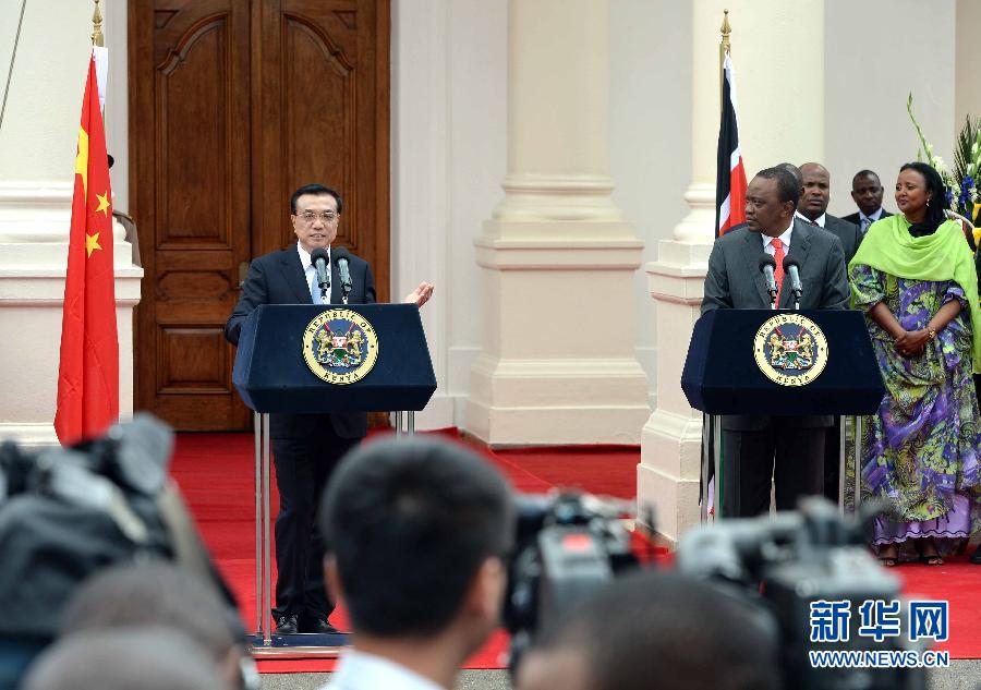 5月10日，中國國務(wù)院總理李克強(qiáng)在肯尼亞國家宮與肯總統(tǒng)肯雅塔舉行會談后共同會見記者。 新華社記者 李濤 攝 