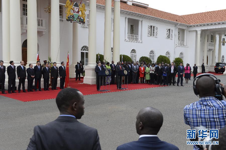  5月10日，中國國務(wù)院總理李克強(qiáng)在肯尼亞國家宮與肯總統(tǒng)肯雅塔舉行會談后共同會見記者。 新華社記者 李學(xué)仁 攝 