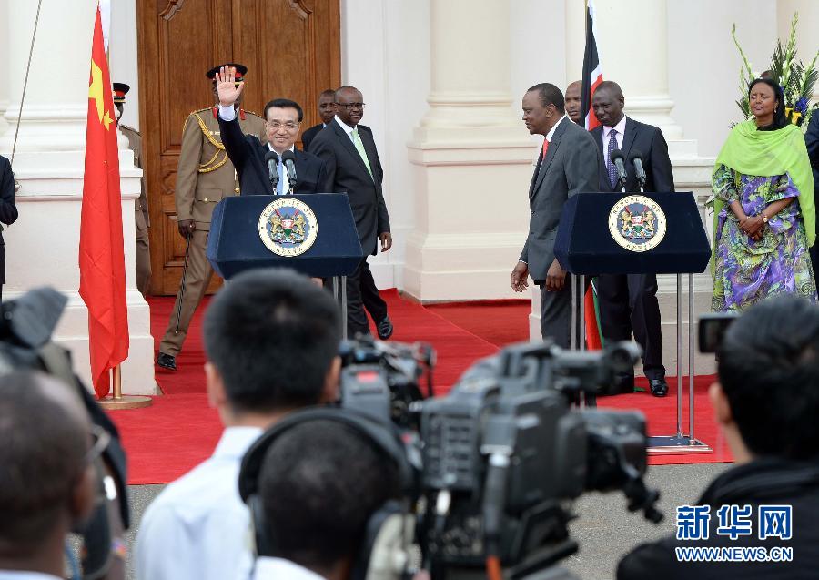 5月10日，中國國務(wù)院總理李克強(qiáng)在肯尼亞國家宮與肯總統(tǒng)肯雅塔舉行會談后共同會見記者。 新華社記者 李濤 攝 