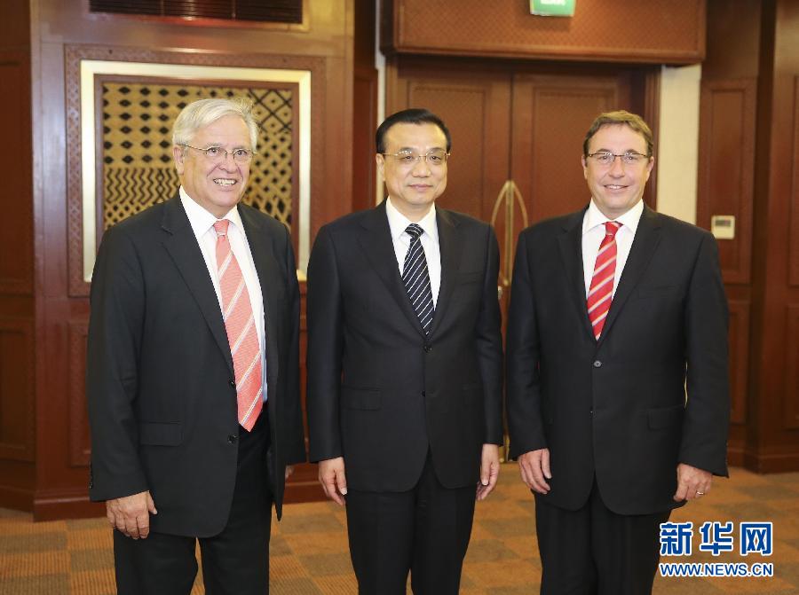 5月10日，國務(wù)院總理李克強(qiáng)在內(nèi)羅畢會見聯(lián)合國環(huán)境規(guī)劃署執(zhí)行主任施泰納（右）和聯(lián)合國人居署執(zhí)行主任克洛斯。 新華社記者 丁林 攝 