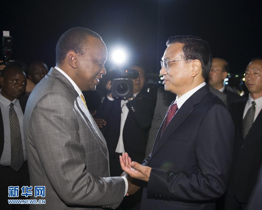 5月9日，應肯尼亞總統(tǒng)肯雅塔邀請，中國國務院總理李克強乘專機抵達內羅畢肯雅塔國際機場，開始對肯尼亞進行正式訪問。李克強總理夫人程虹同機抵達。肯尼亞總統(tǒng)肯雅塔和副總統(tǒng)魯托率肯政府高級官員到機場迎接。新華社記者 謝環(huán)馳 攝 