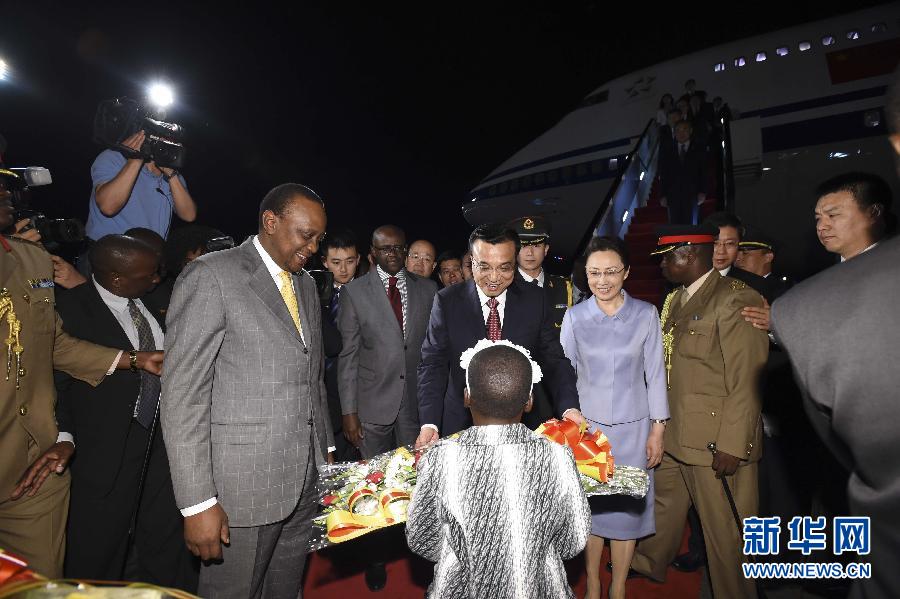 5月9日，應肯尼亞總統(tǒng)肯雅塔邀請，中國國務院總理李克強乘專機抵達內羅畢肯雅塔國際機場，開始對肯尼亞進行正式訪問。李克強總理夫人程虹同機抵達。肯尼亞總統(tǒng)肯雅塔和副總統(tǒng)魯托率肯政府高級官員到機場迎接。這是肯尼亞兒童向李克強夫婦獻上鮮花。新華社記者李學仁攝 
