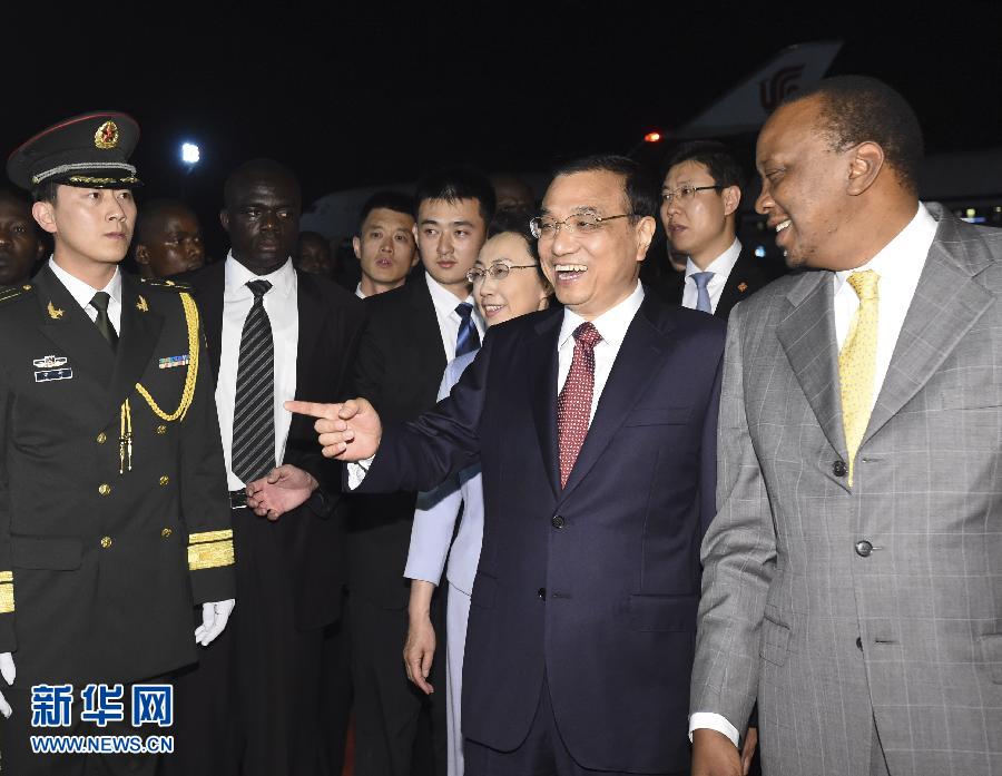 5月9日，應肯尼亞總統(tǒng)肯雅塔邀請，中國國務院總理李克強乘專機抵達內羅畢肯雅塔國際機場，開始對肯尼亞進行正式訪問。李克強總理夫人程虹同機抵達?？夏醽喛偨y(tǒng)肯雅塔和副總統(tǒng)魯托率肯政府高級官員到機場迎接。新華社記者 李學仁 攝 