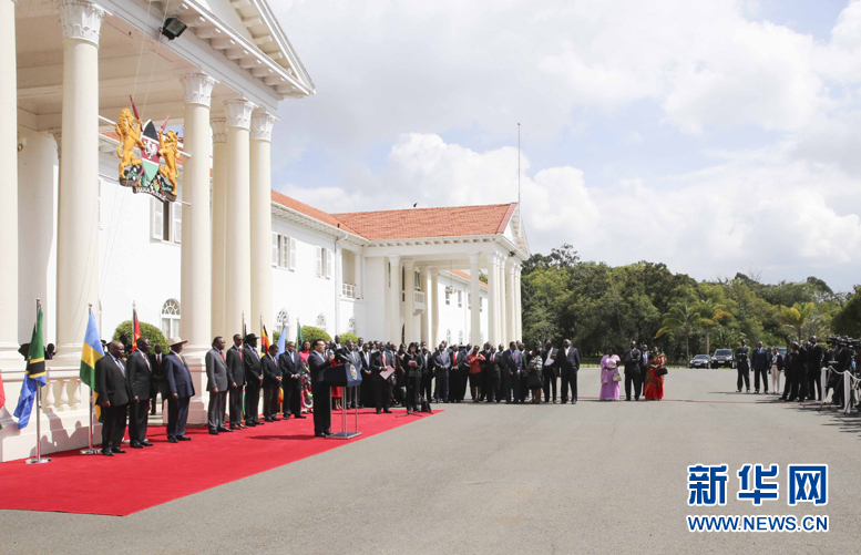 5月11日，中國國務(wù)院總理李克強在內(nèi)羅畢國家宮與肯尼亞總統(tǒng)肯雅塔共同會見記者，介紹中非合作建設(shè)肯尼亞蒙巴薩－內(nèi)羅畢鐵路情況。烏干達總統(tǒng)穆塞韋尼、盧旺達總統(tǒng)卡加梅、南蘇丹總統(tǒng)基爾等東非地區(qū)國家領(lǐng)導(dǎo)人參加。新華社記者丁林攝