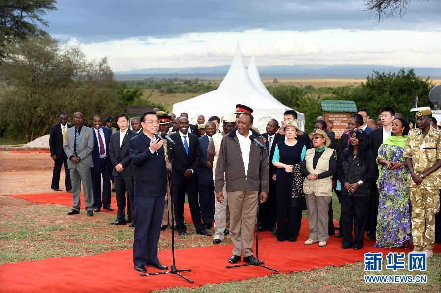 5月10日，國務(wù)院總理李克強(qiáng)與肯尼亞總統(tǒng)肯雅塔共同參觀肯尼亞內(nèi)羅畢國家公園焚燒象牙紀(jì)念地，并對(duì)中外記者發(fā)表講話。肯尼亞副總統(tǒng)魯托陪同參觀。新華社記者 李濤 攝 