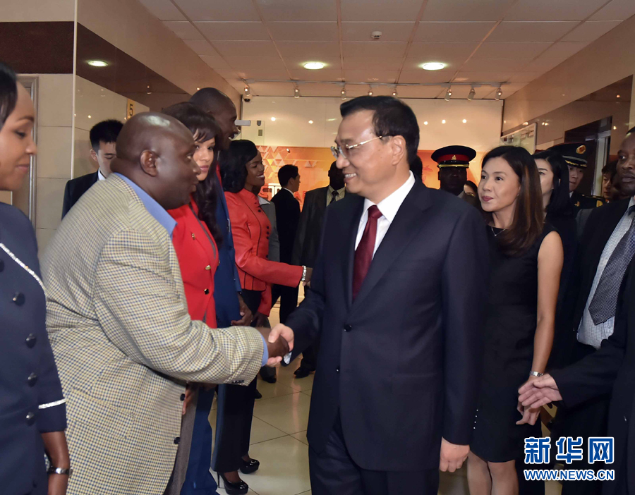 5月11日，中國國務(wù)院總理李克強在肯尼亞首都內(nèi)羅畢看望并慰問中央電視臺非洲分臺員工。 新華社記者 李濤 攝 