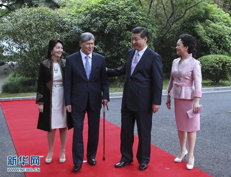 會(huì)談前，習(xí)近平在上海西郊會(huì)議中心廣場(chǎng)為阿坦巴耶夫舉行歡迎儀式。新華社記者 蘭紅光 攝 