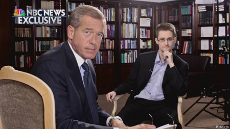 斯諾登稱，他曾作為美國(guó)中情局和國(guó)安局便衣特工在海外工作。