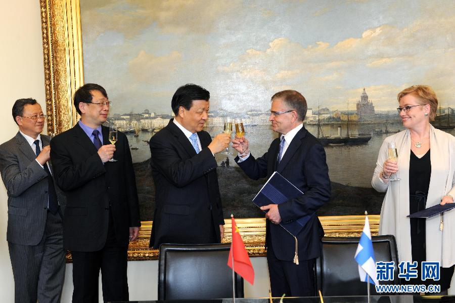6月13日，中共中央政治局常委、中央書記處書記劉云山在赫爾辛基與赫爾辛基市長帕尤寧共同出席中芬有關文化藝術合作及交流活動的諒解備忘錄簽字儀式。新華社記者饒愛民攝 