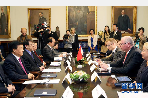 6月13日，中共中央政治局常委、中央書記處書記劉云山在赫爾辛基會見芬蘭議長海內(nèi)盧奧馬。 新華社記者姚大偉攝