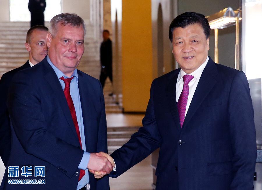 6月13日，中共中央政治局常委、中央書記處書記劉云山在赫爾辛基會見芬蘭社民黨主席、財(cái)政部長林內(nèi)。 新華社記者姚大偉攝