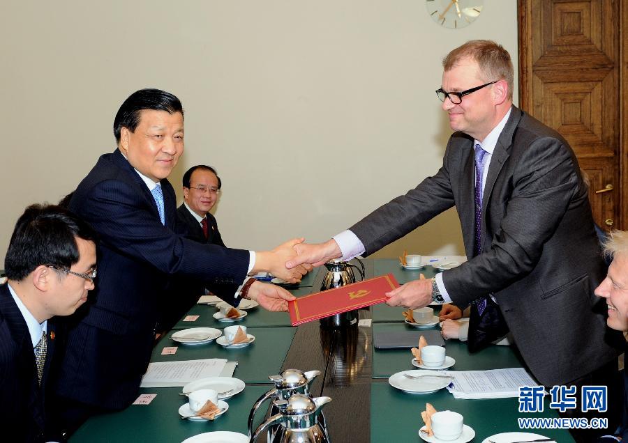 6月12日，中共中央政治局常委、中央書記處書記劉云山在赫爾辛基會見芬蘭中間黨主席西皮萊。 新華社記者饒愛民攝