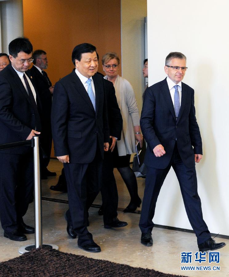 6月13日，中共中央政治局常委、中央書記處書記劉云山在赫爾辛基與赫爾辛基市長帕尤寧共同出席中芬有關(guān)文化藝術(shù)合作及交流活動的諒解備忘錄簽字儀式。新華社記者饒愛民攝