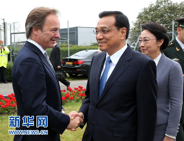 6月16日，應(yīng)英國首相卡梅倫邀請，國務(wù)院總理李克強(qiáng)乘專機(jī)抵達(dá)倫敦希思羅機(jī)場，開始對英國進(jìn)行正式訪問。李克強(qiáng)總理夫人程虹同機(jī)抵達(dá)。這是英國政府高級官員到機(jī)場迎接李克強(qiáng)總理和夫人。新華社記者 龐興雷 攝