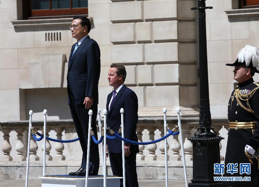 6月17日，中國國務(wù)院總理李克強在倫敦唐寧街10號首相府同英國首相卡梅倫舉行中英總理年度會晤。這是會晤前，卡梅倫為李克強舉行隆重的歡迎儀式。新華社記者 龐興雷 攝 