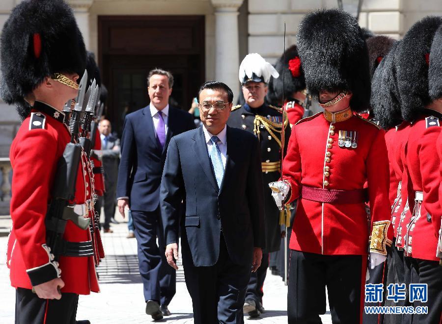 6月17日，中國國務(wù)院總理李克強在倫敦唐寧街10號首相府同英國首相卡梅倫舉行中英總理年度會晤。這是會晤前，卡梅倫為李克強舉行隆重的歡迎儀式。新華社記者 龐興雷 攝  