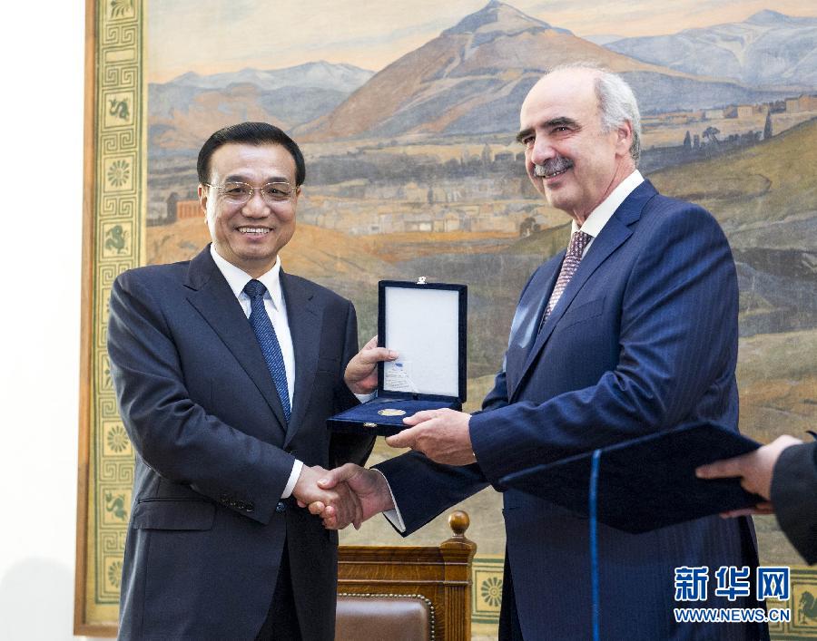 6月19日，國(guó)務(wù)院總理李克強(qiáng)在希臘議會(huì)大廈會(huì)見希臘議長(zhǎng)米馬拉基斯。這是會(huì)見前，米馬拉基斯代表希臘議會(huì)向李克強(qiáng)授予議會(huì)金質(zhì)勛章。新華社記者 王曄 攝