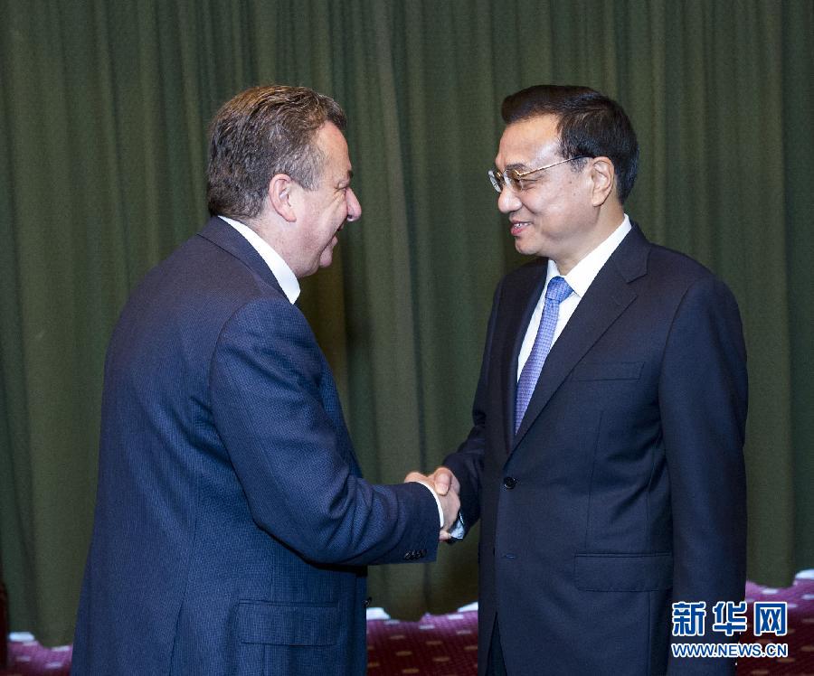 6月21日，國務院總理李克強在希臘克里特省首府伊拉克利翁會見省長阿爾納烏塔基斯。 新華社記者 王曄 攝 