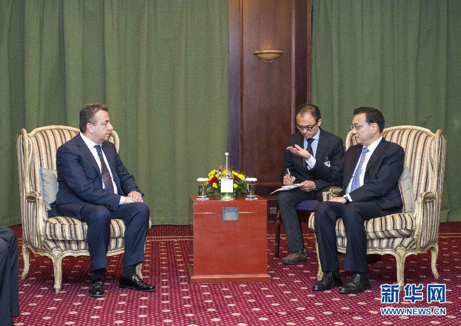 6月21日，國務院總理李克強在希臘克里特省首府伊拉克利翁會見省長阿爾納烏塔基斯。 新華社記者 王曄 攝