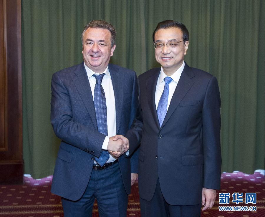 6月21日，國務院總理李克強在希臘克里特省首府伊拉克利翁會見省長阿爾納烏塔基斯。 新華社記者 王曄 攝