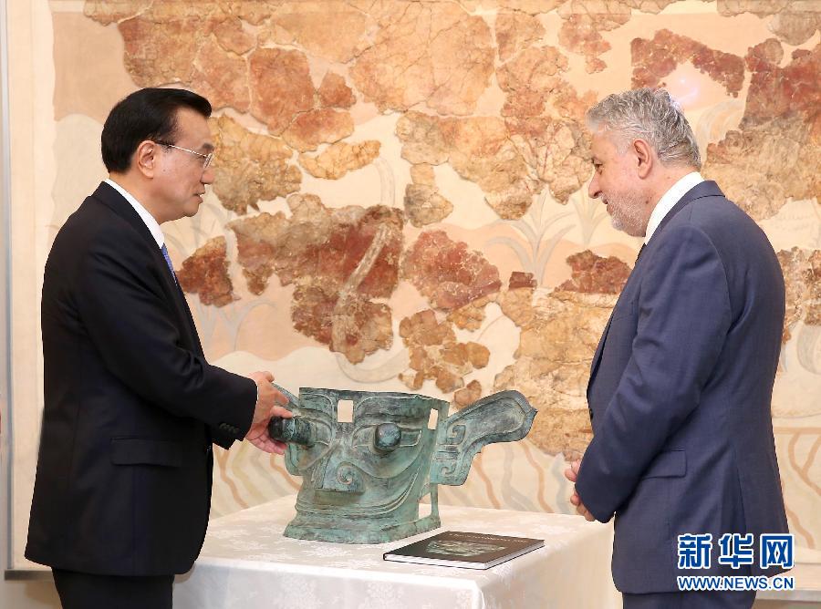 6月21日，國務(wù)院總理李克強與希臘總理薩馬拉斯共同出席希臘伊拉克利翁博物館新館開館儀式并發(fā)表講話。這是李克強向伊拉克利翁博物館贈送三星堆出土文物復(fù)制品。新華社記者 龐興雷 攝 
