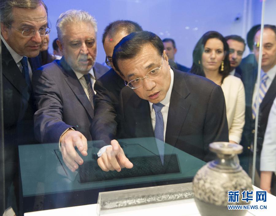  6月21日，國務(wù)院總理李克強與希臘總理薩馬拉斯共同出席希臘伊拉克利翁博物館新館開館儀式并發(fā)表講話。這是李克強在參觀博物館展品。新華社記者 黃敬文 攝 