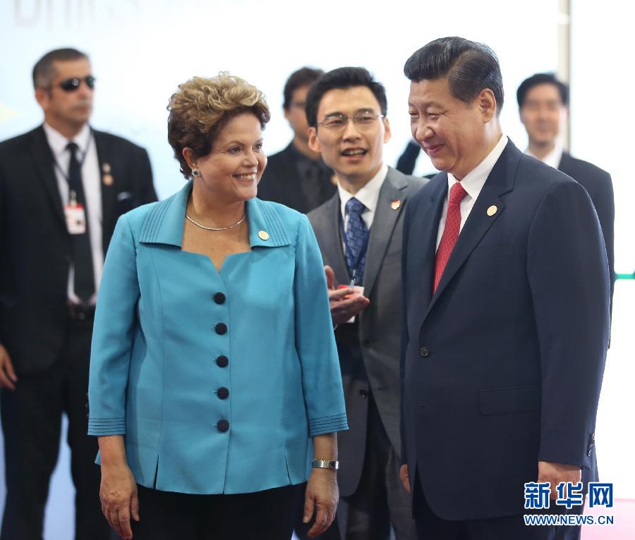 7月15日，國家主席習近平在巴西福塔萊薩出席金磚國家領導人第六次會晤。這是巴西總統(tǒng)羅塞夫迎接習近平主席。 新華社記者 蘭紅光 攝 
