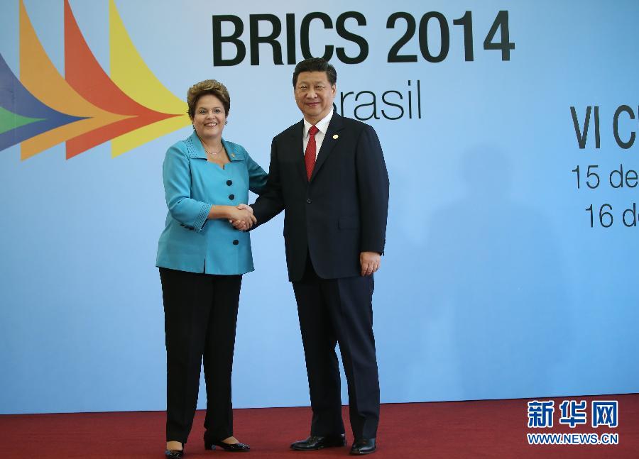 7月15日，國家主席習近平在巴西福塔萊薩出席金磚國家領導人第六次會晤。這是巴西總統(tǒng)羅塞夫迎接習近平主席。 新華社記者 蘭紅光 攝 