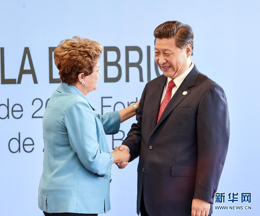 7月15日，國家主席習近平在巴西福塔萊薩出席金磚國家領導人第六次會晤。這是巴西總統(tǒng)羅塞夫迎接習近平主席。 新華社記者 李學仁 攝  