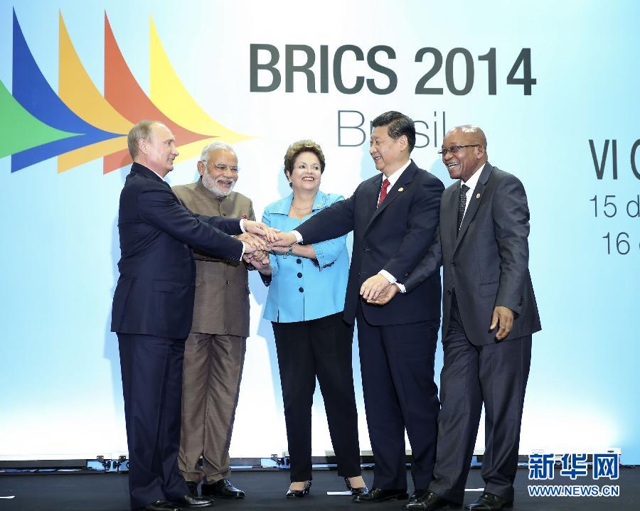 7月15日，國家主席習近平在巴西福塔萊薩出席金磚國家領導人第六次會晤。這是金磚國家領導人集體合影。 新華社記者蘭紅光攝 