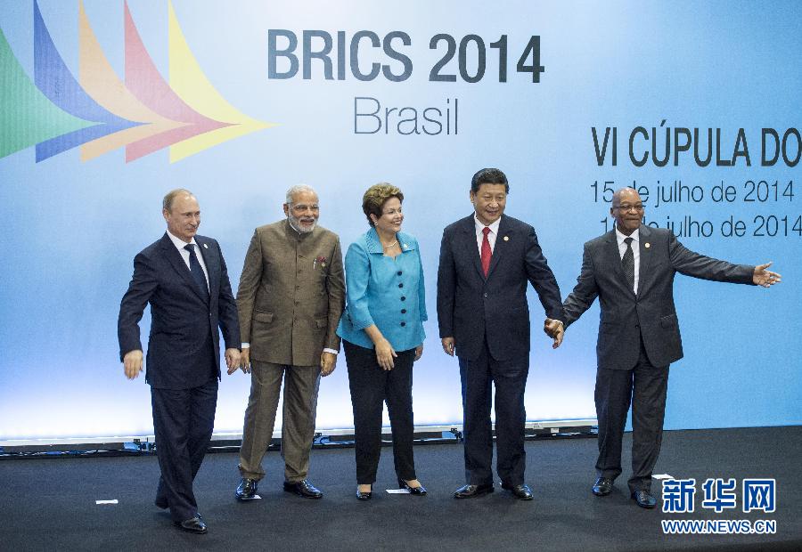 7月15日，國家主席習近平在巴西福塔萊薩出席金磚國家領導人第六次會晤。這是金磚國家領導人集體合影。 新華社記者王曄攝  