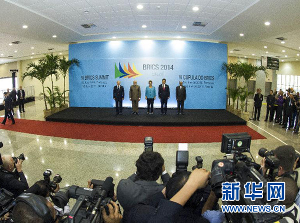 7月15日，國家主席習近平在巴西福塔萊薩出席金磚國家領導人第六次會晤。這是金磚國家領導人集體合影。 新華社記者王曄攝