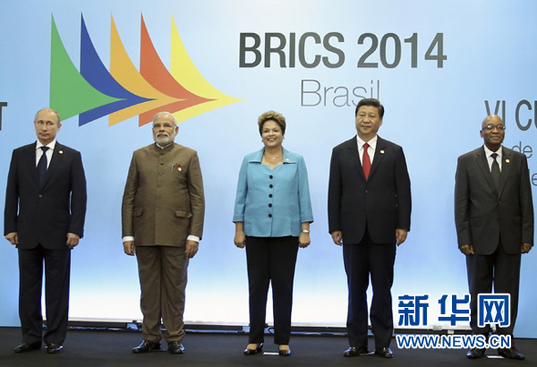  7月15日，國家主席習近平在巴西福塔萊薩出席金磚國家領導人第六次會晤。這是金磚國家領導人集體合影。 新華社記者蘭紅光攝