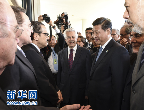 7月16日，國家主席習近平在巴西利亞會見巴西參議長卡列羅斯和眾議長阿爾維斯。這是兩院議長迎接習近平主席，并介紹議員代表。 新華社記者李學仁 攝 